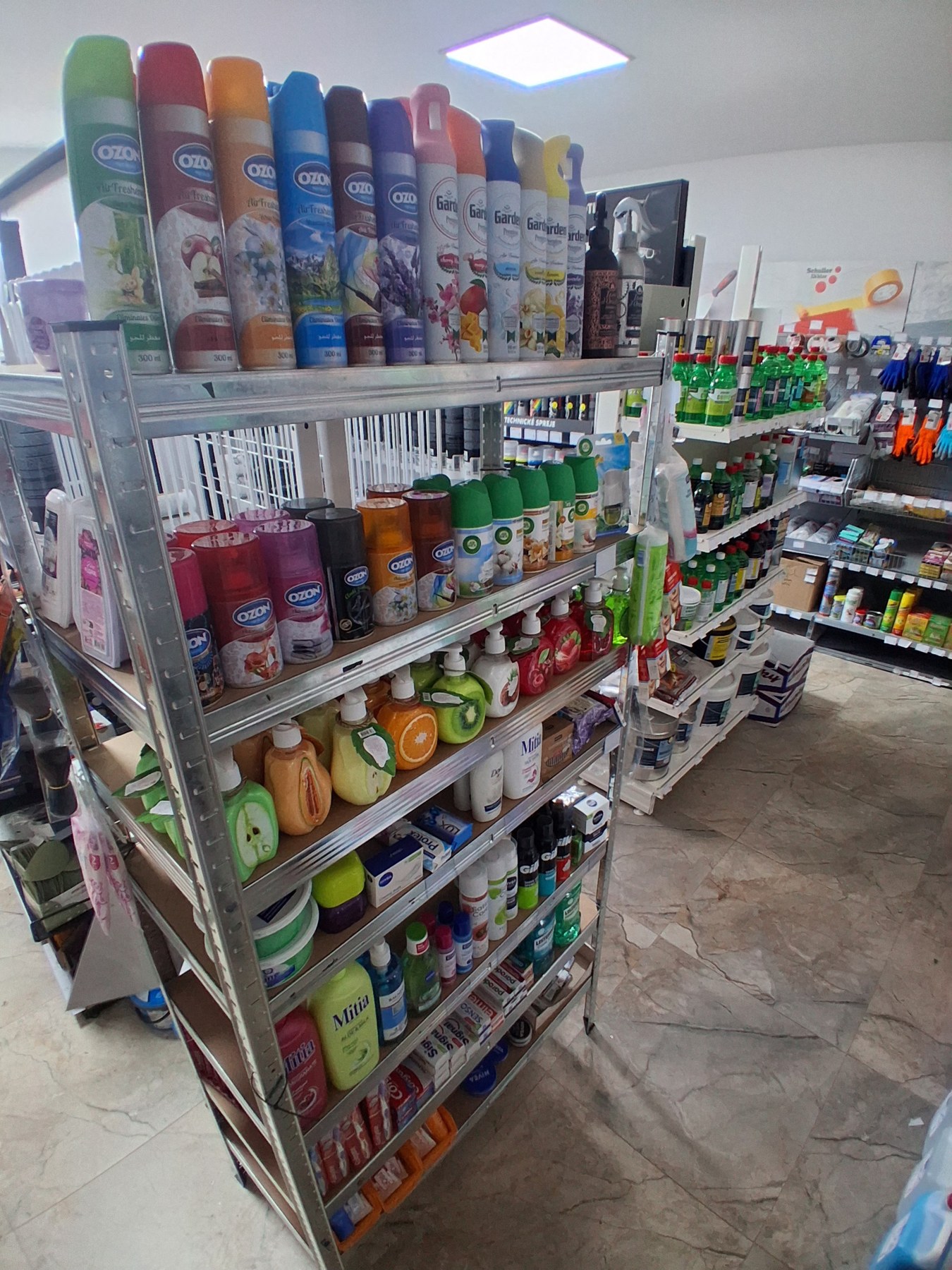 Drogéria a čistiace prostriedky v regáli