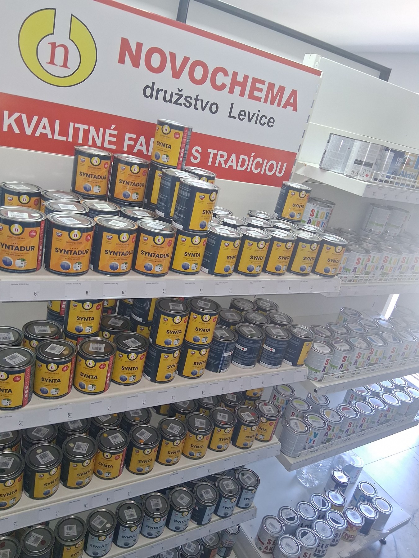 Regál s farbami a lakmi